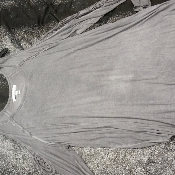 Cold shoulder detailed top - Picture 2 of 6